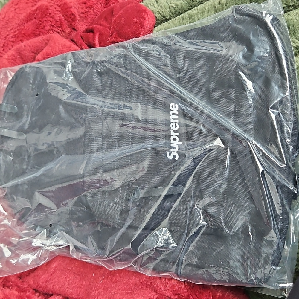 Supreme Classic Black Backpack - Picture 4 of 6